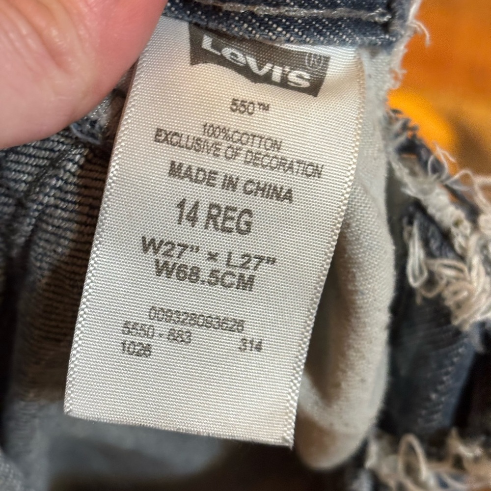 Levi's 550 Relaxed Distressed Denim Shorts - Picture 5 of 5